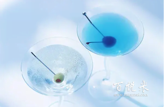 世界十大經(jīng)典雞尾酒之一——藍(lán)色夏威夷，酸甜可口，好看受歡迎